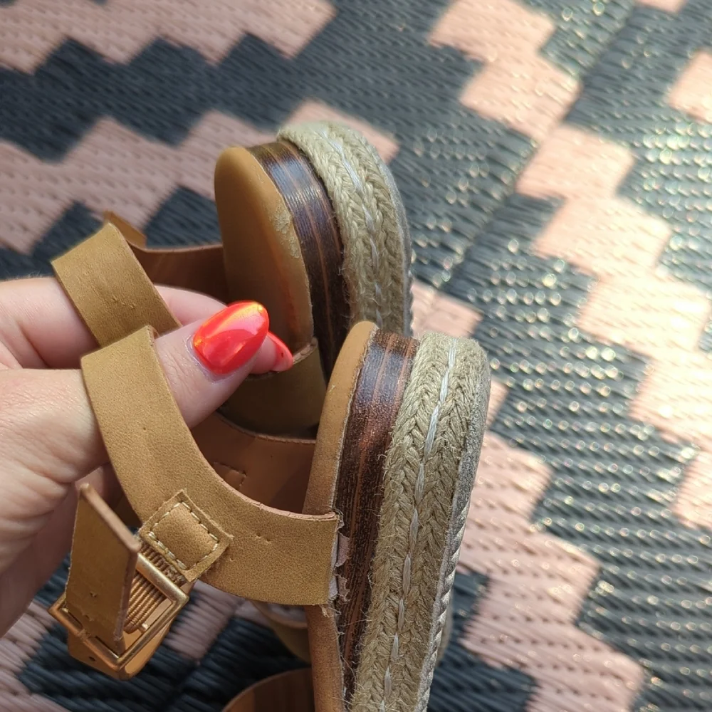 Girls Tan Sandals Woven Platform Bottoms Size 8